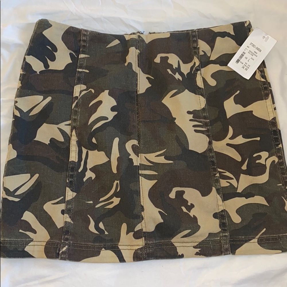 Newburgh Kustom Camo Skirt - NWT - Large